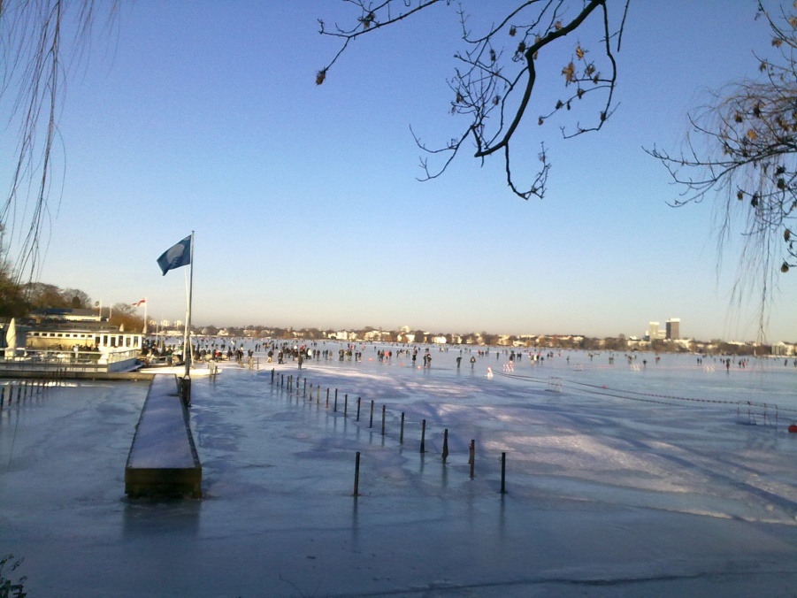 Outer Alster lake in winter 9